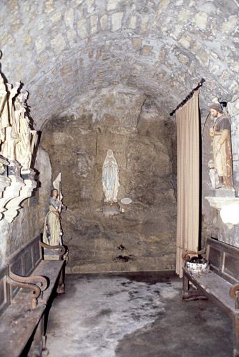 Chapelle, dite sacristie, située derrière le choeur et communiquant avec lui par une porte percée dans le mur sud.