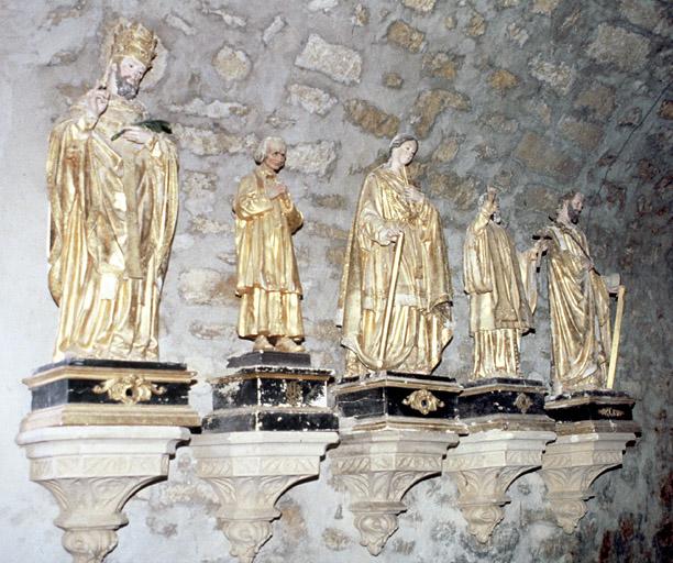 Théorie de saints déposés dans la chapelle sud dite sacristie.