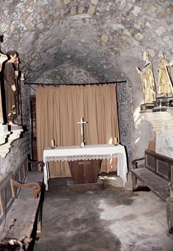 Autel dans la chapelle sud dite sacristie.