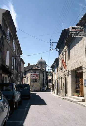 Vue d'ensemble, le clocher à dôme depuis la rue principale.