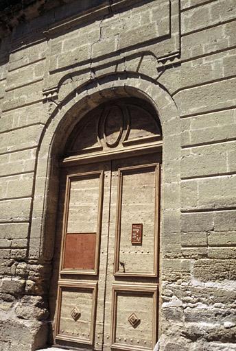 Façade principale au sud, porte d'entrée.