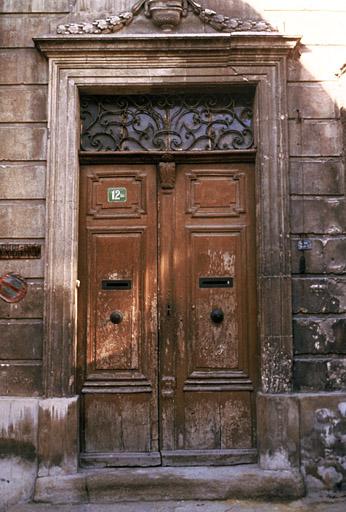 Façade sud, porte d'entrée.