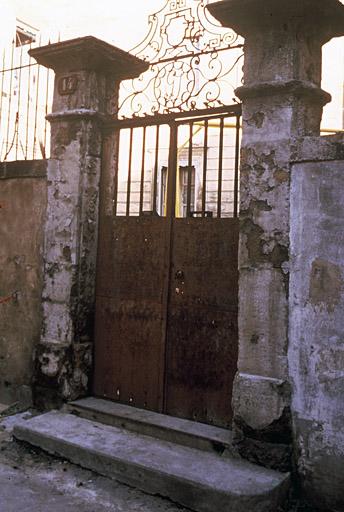 Façade ouest, portail ouvrant sur la cour.