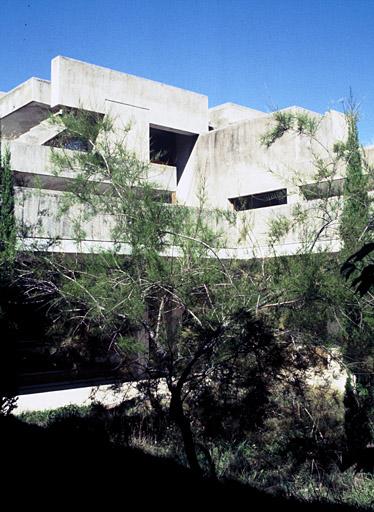 Grand patio, au fond galerie couverte.