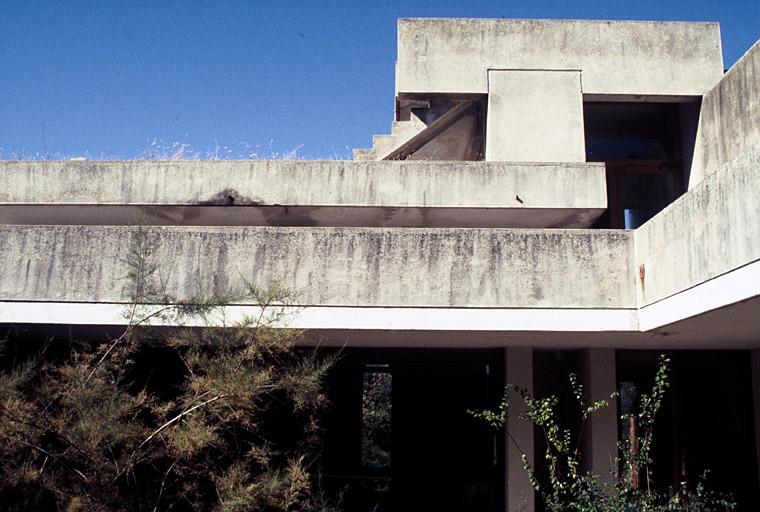 Le grand patio, la galerie couverte au fond et la terrasse du grand atelier.