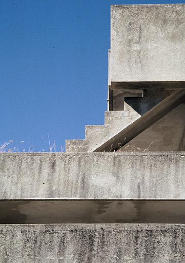 La terrasse du grand atelier, volée d'escalier reliant les différents niveaux.