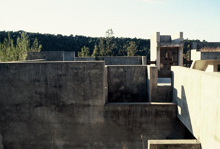 Terrasse du grand atelier couvrant l'aile d'habitation sud-ouest, vue vers l'ouest.