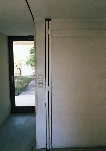 Cloison escamotable entre la salle à manger et l'atelier.