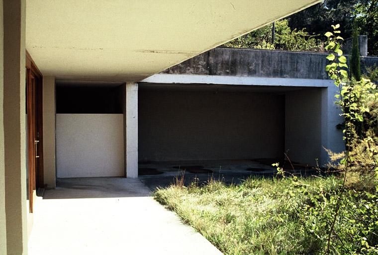 Grand patio, aile de la remise au sud-est, à droite de l'entrée.