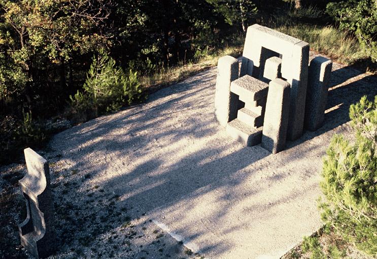 Terrasse nord-ouest, sculpture de François Stahly.