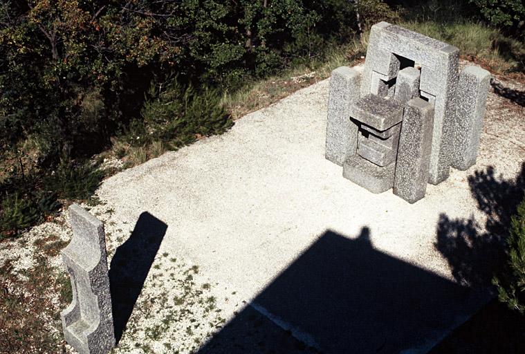 Terrasse nord-ouest, sculpture de François Stahly.