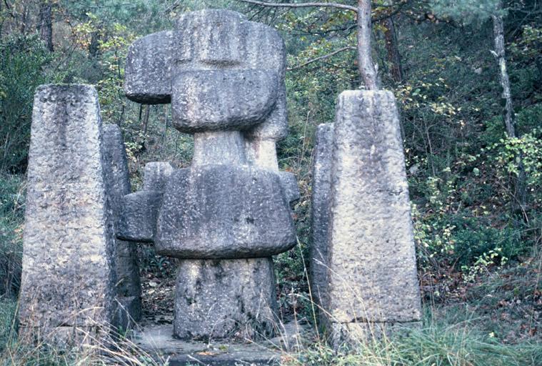 Dans le parc, sculpture de François Stahly.