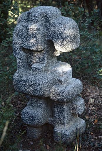 Dans le parc, sculpture de François Stahly.