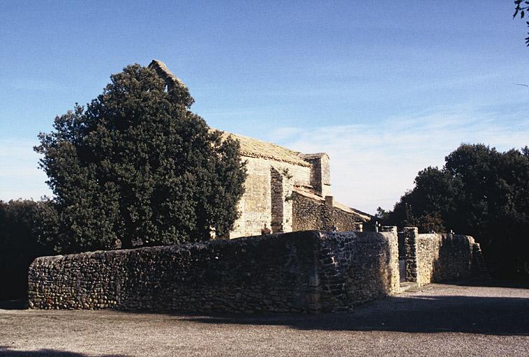 Vue depuis le sud-ouest, mur d'enclos du cimetière.