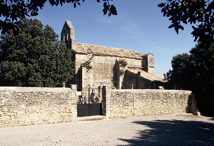 Vue depuis le sud-ouest, mur d'enclos du cimetière.