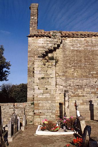 Vue depuis le cimetière, mur sud, première travée, à partir du contrefort, escalier menant à la toiture et au clocher-arcade surmontant la façade occidentale.