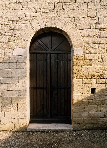 Façade occidentale, porte axiale avec arc plein cintre appareillé.