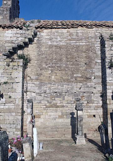 Mur extérieur sud, première travée, détail de l'appareil entre les deux premiers contreforts.