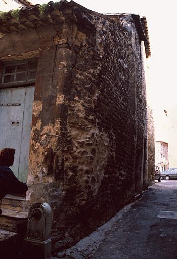 Mur ouest sur rue de l'ancien hôtel de ville.