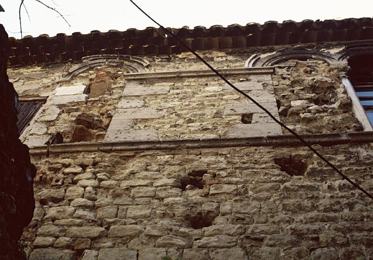 Façade ouest sur cour, partie haute avec baies géminées.