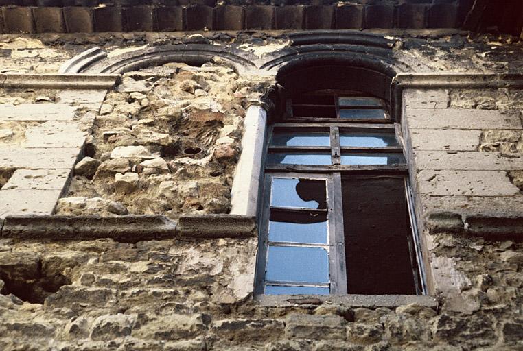 Façade ouest sur cour, partie haute avec baies géminées.