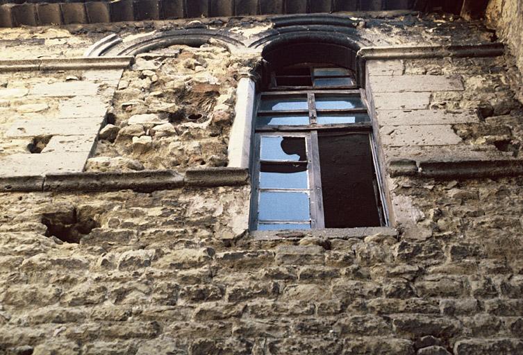 Façade ouest sur cour, partie haute avec baies géminées.