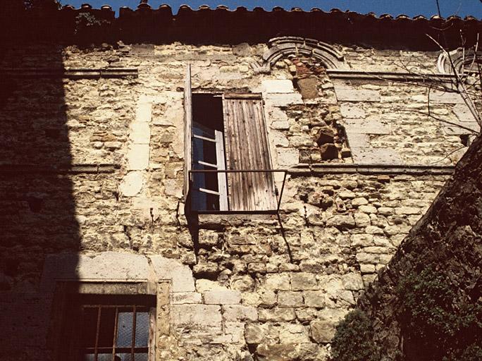 Façade ouest sur cour, partie haute, baie géminée et fenêtre modifiée ultérieurement.