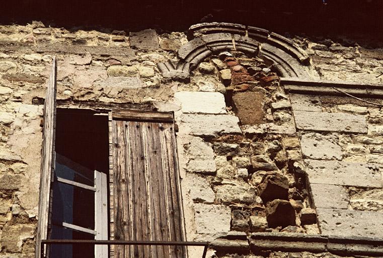 Façade ouest sur cour, partie haute, baie géminée et fenêtre modifiée ultérieurement.