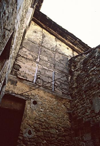 Mur nord sur la cour, avec en partie haute la cloison en pans de bois du palier de l'escalier.