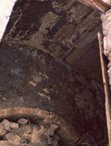 Mur nord sur la cour, avec arc sous le palier de l'escalier.