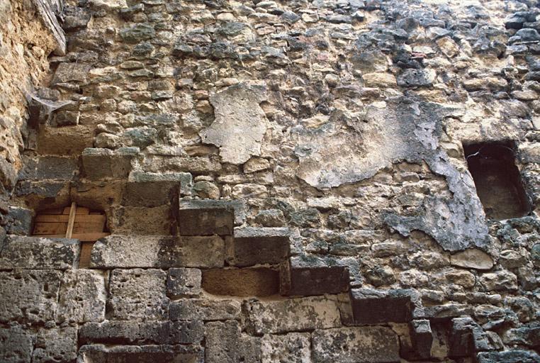 Façade est sur la cour, escalier et mur d'échiffre appareillé.