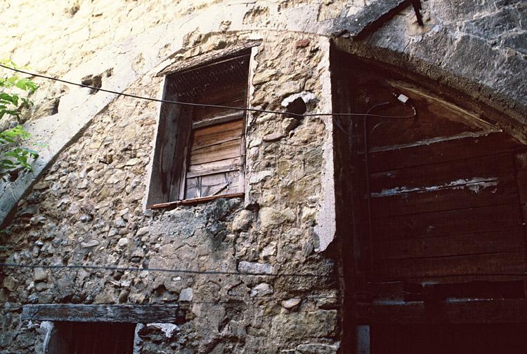 Façade ouest sur la cour, arc ouvrant sur la salle du rez-de-chaussée.