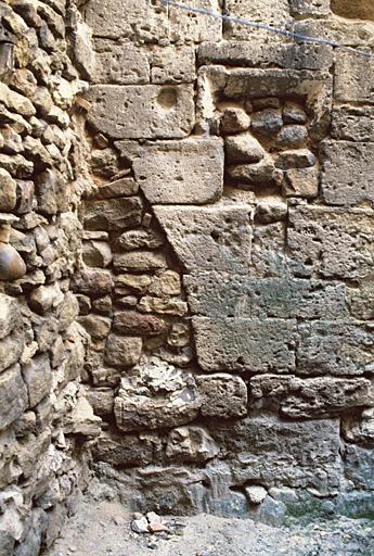 Cour intérieure, façade est, mur d'échiffre appareillé de l'escalier.