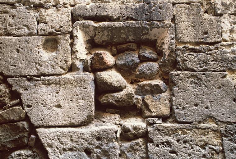 Cour intérieure, façade est, détail mur d'échiffre appareillé de l'escalier.