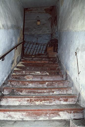 Escalier, volée rechargée et recouverte de tomettes.