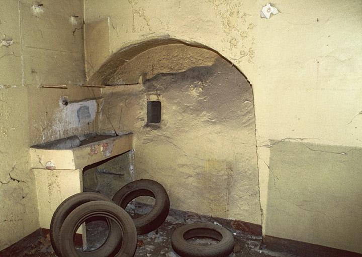 Premier étage, salle située au sud, ouverture donnant sur l'escalier.