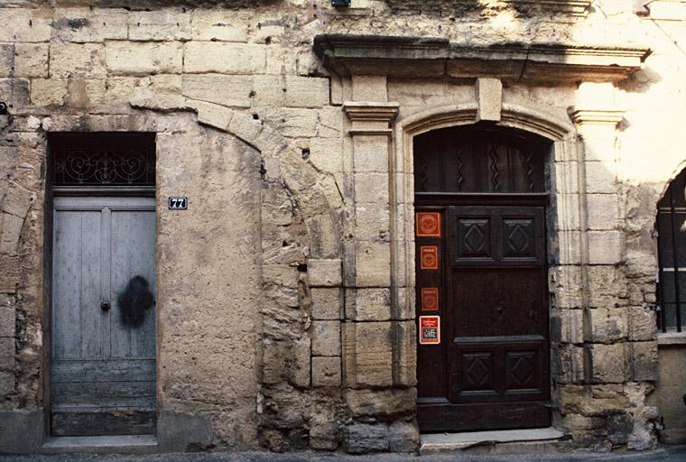 Façade sur la rue Durance, premier niveau, trace d'arcade et port d'entrée.