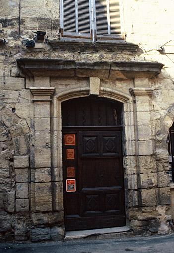 Façade sur la rue Durance, porte d'entrée.