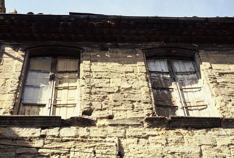 Façade sur la rue Durance, baies du dernier niveau.