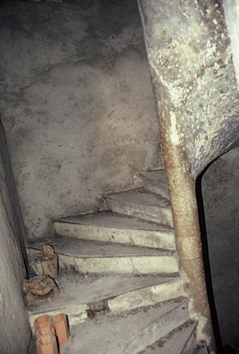 Escalier en vis desservant les étages.