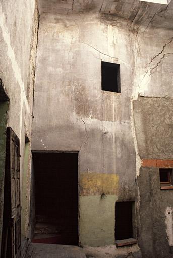 Façade de l'escalier en vis sur cour intérieure.