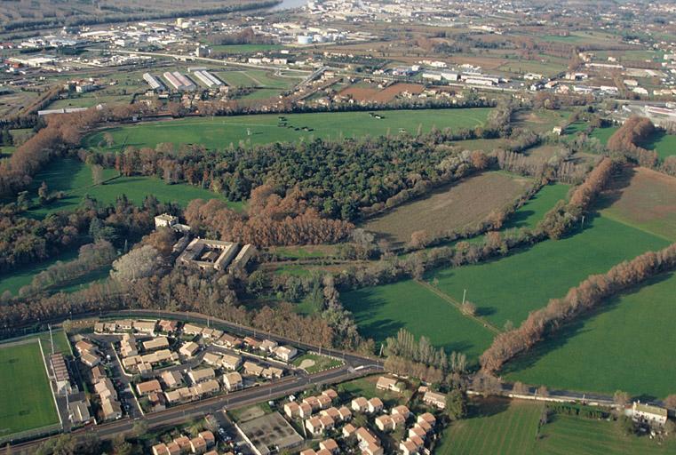 Vue aérienne depuis le sud-est.