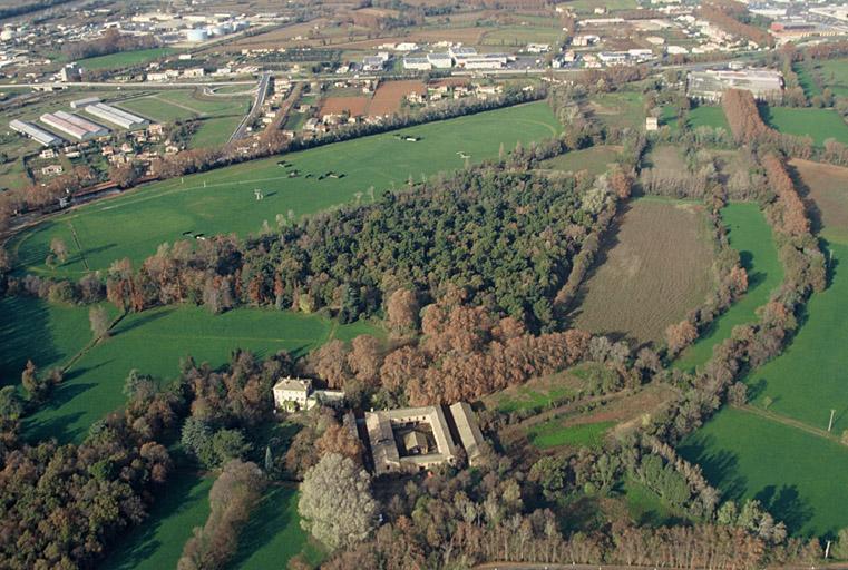 Vue aérienne depuis le sud-est.