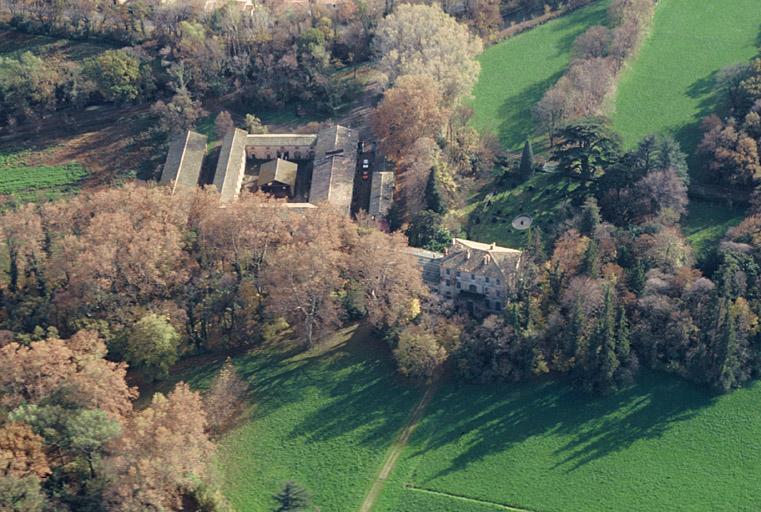 Vue aérienne depuis le nord, maison de maître, jardin et parc, ancien haras.