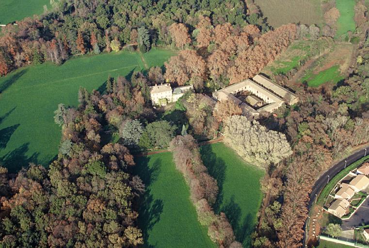 Vue aérienne depuis le sud, maison de maître, jardin et parc, communs et ancien haras.