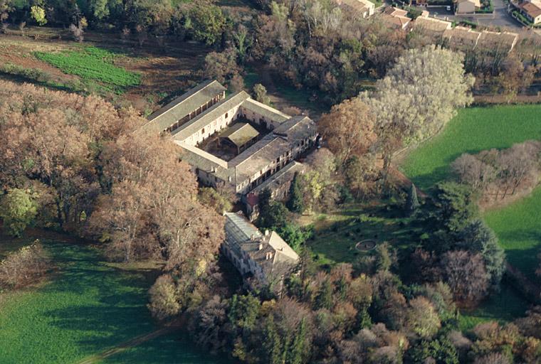 Vue aérienne depuis le nord-ouest, communs et ancien haras.