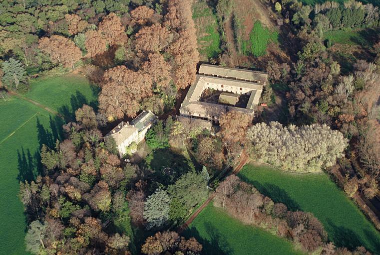 Vue aérienne depuis l'ouest, maison de maître, jardin et parc, communs et ancien haras.