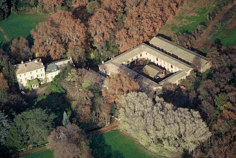 Vue aérienne depuis le sud, maison de maître, jardin et parc, communs et ancien haras.