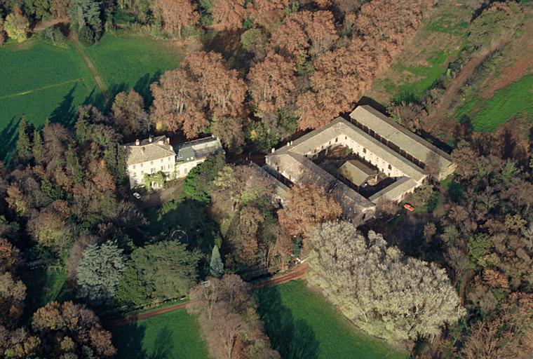 Vue aérienne depuis le sud, maison de maître, jardin et parc, communs et ancien haras.