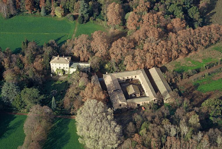 Vue aérienne depuis le sud, maison de maître, jardin et parc, communs et ancien haras.